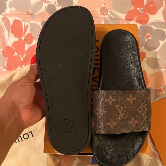 LOUIS VUITTON MEN SLIDES - Picture 2 of 13
